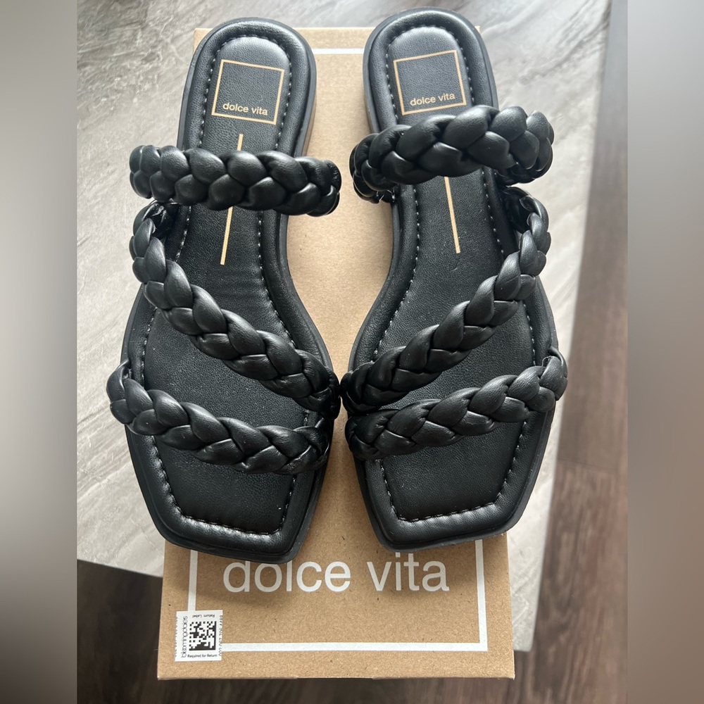 Dolce vita flat leather sandals.